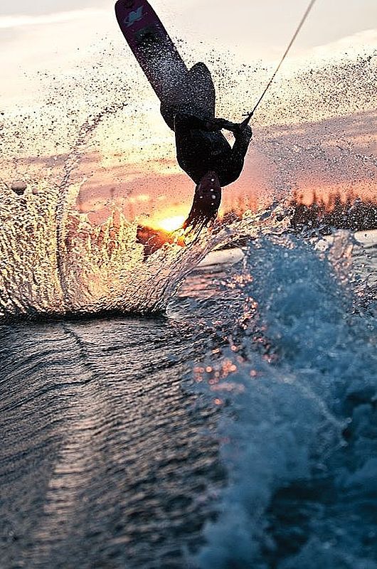 甚麼是「寬板滑水」?這個夏天體驗在水上後空翻的帥氣滋味吧!